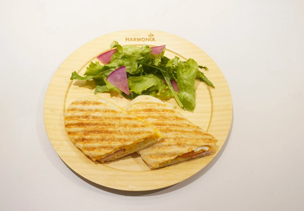 太陽卵とハムのマヨソースパニーニ