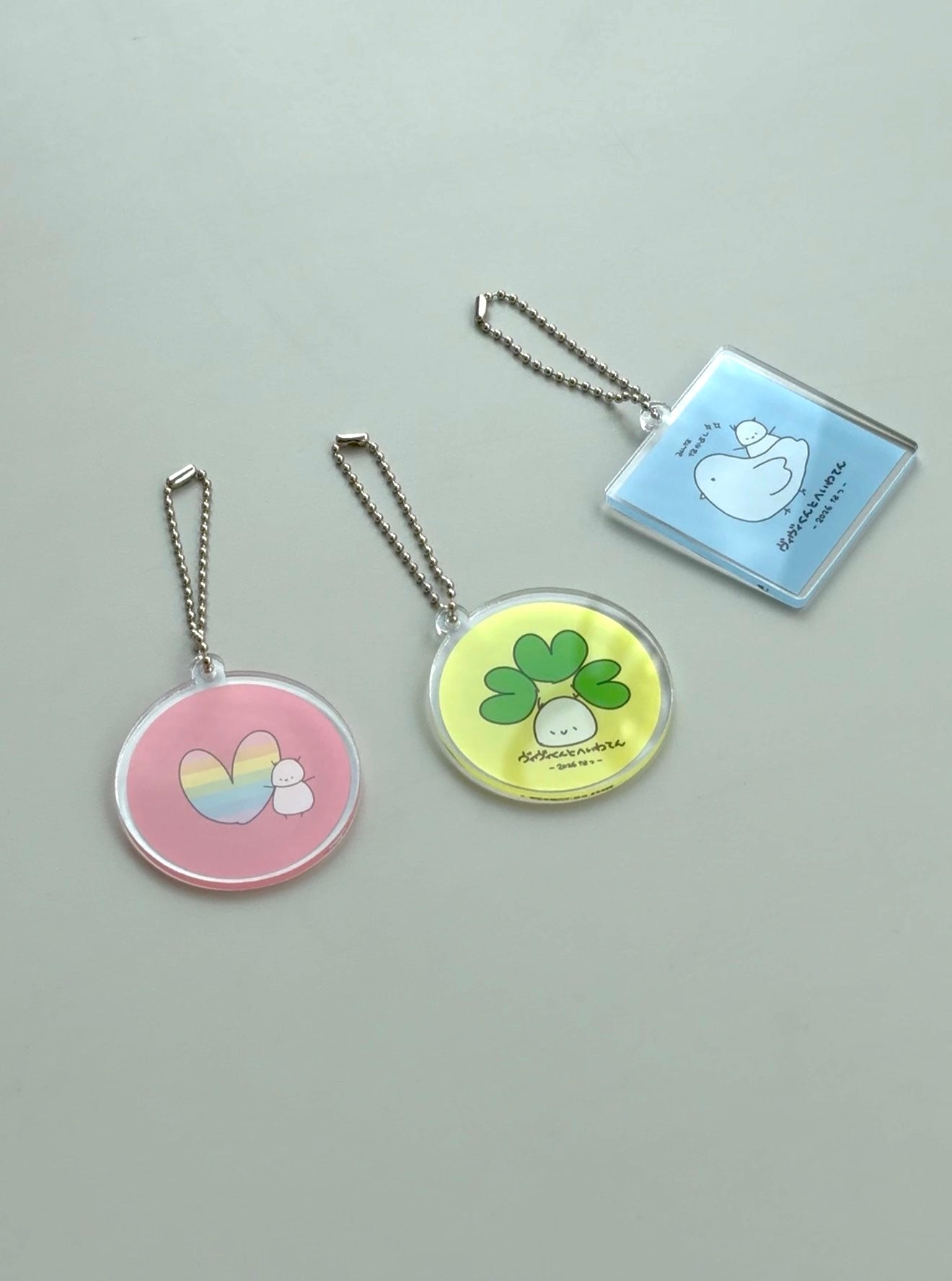 ヴィヴィくんとへいわてんグッズ：アクリルキーホルダー（きいろ・クローバー）